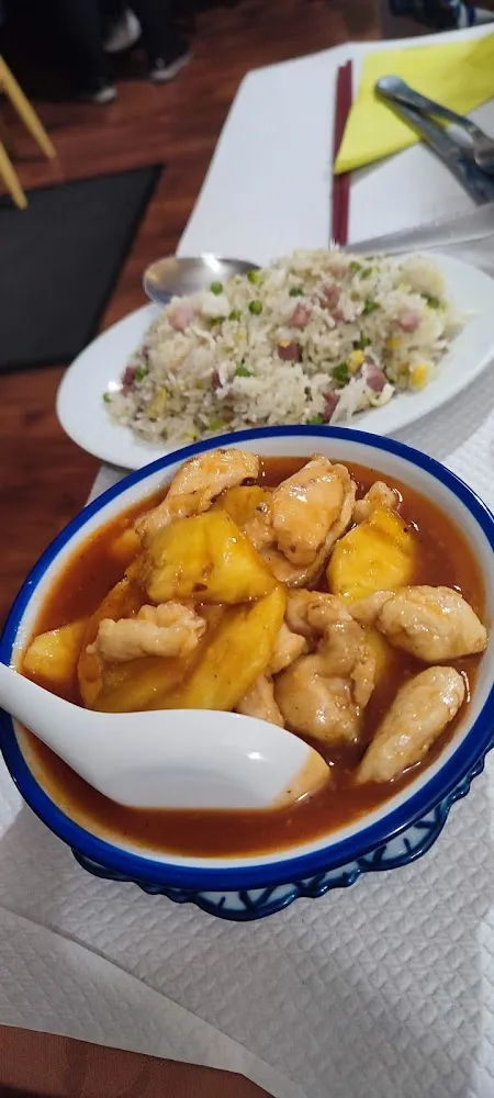 Poulet Ananas Frais Et Riz Cantonais